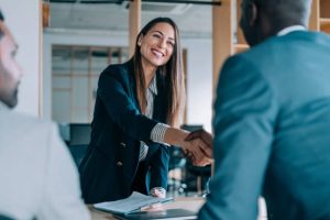 buena relación laboral, empresa y colaboradores felices