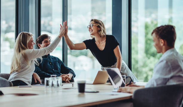 colaboradores trabajando en equipo y felices
